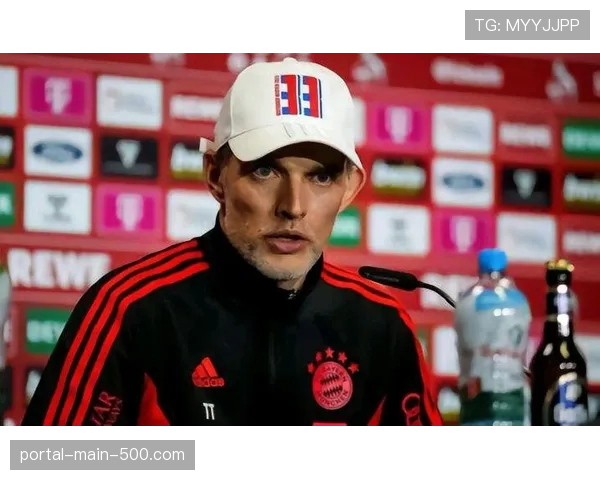 特写：在替补席上，看到球队被绝平后，拜仁主帅图赫尔的表情