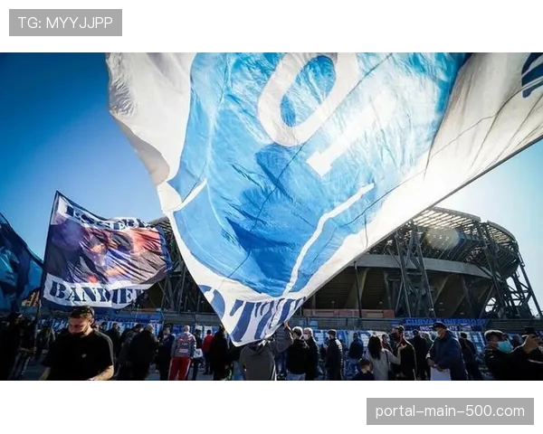 那不勒斯主场球迷高唱助威歌曲，马拉多纳球场气氛热烈